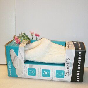 SHARPER IMAGE Size M 7-8 NEW White Knit & Faux Fur Memory Foam Slippers Non Slip